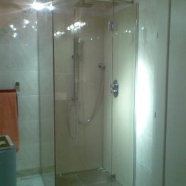 Dusche mit Verglasung
