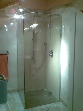Dusche mit Verglasung