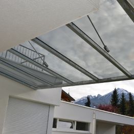 Glasdach mit Metall