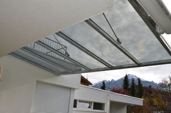 Glasdach mit Metall